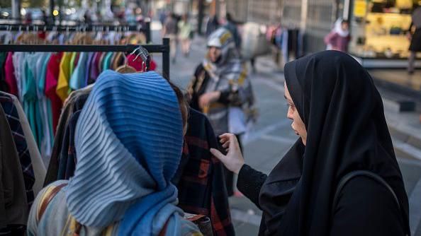 Хиджаб кимеген әйелдер 10 жылға сотталады: Депутаттар заң жобасын бекітуде