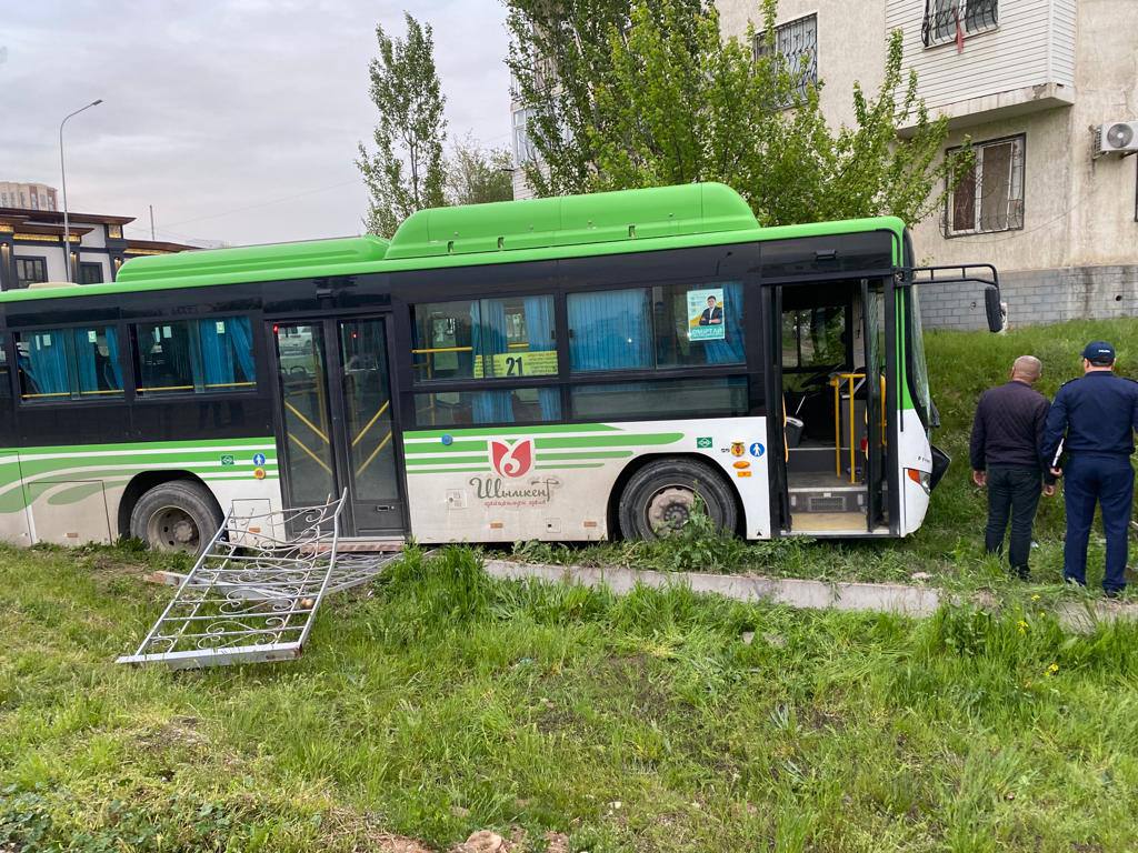 Шымкентте жантүршігерлік оқиға: Жолаушылар автобусы жол жиегіндегі 4 адамның өмірін қиды
