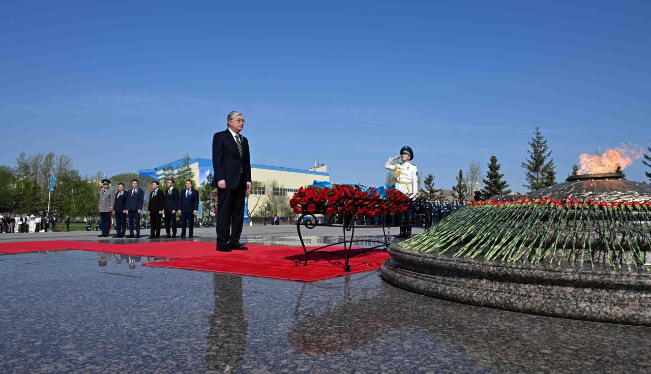 Қасым-Жомарт Тоқаев «Отан Ана» монументіне гүл шоғын қою рәсіміне қатысты